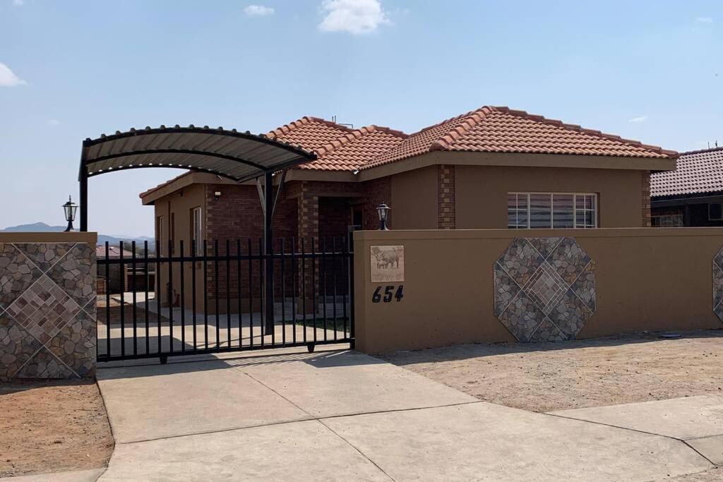 Rhino House With 3 Bedrooms Next To Pilanesberg And Sun City Mogwase Bagian luar foto