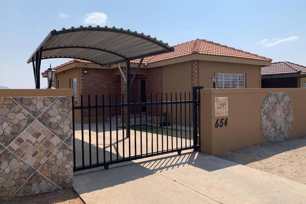 Rhino House With 3 Bedrooms Next To Pilanesberg And Sun City Mogwase Bagian luar foto